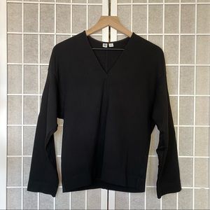 Uniqlo U black sweatshirt